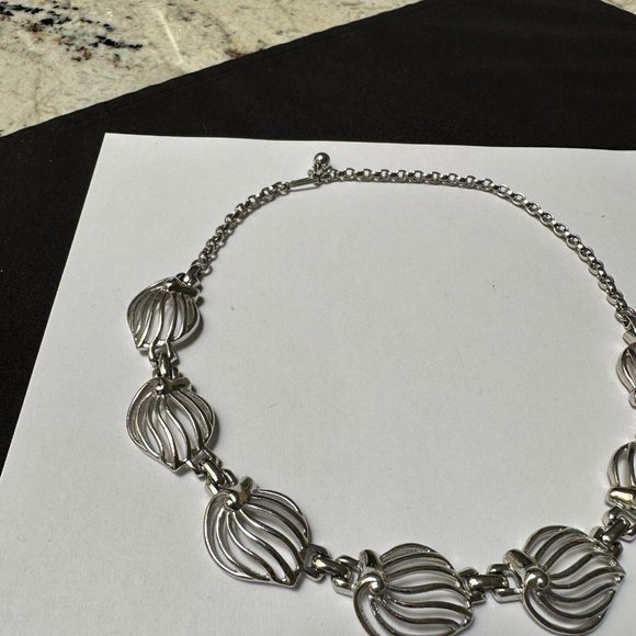 Women’s Silver Tone Metal Choker Style Costume Necklace - Picture 7 of 10